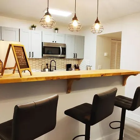 Venice Beach Within 5 Min Drive, Near The Tennis Courts And Park, Sleeps 5